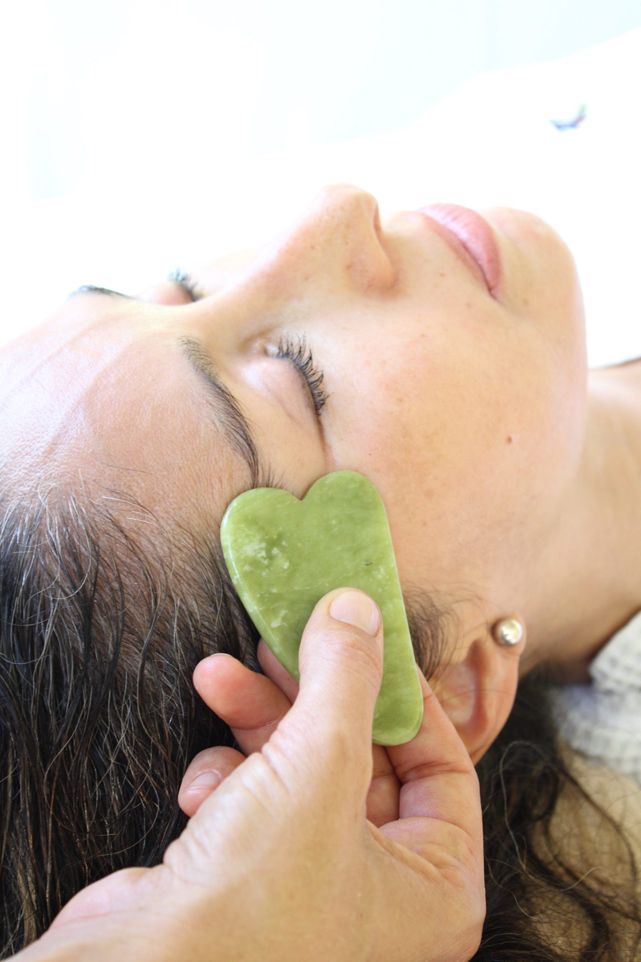 Drenaje linfático facial con Gua Sha